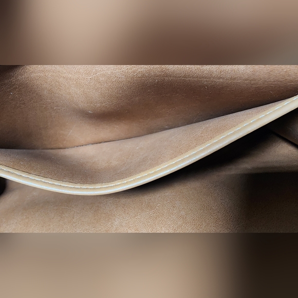 Christian Dior Honeycomb shoulder. The snap button have to press hard to snap - Picture 11 of 16